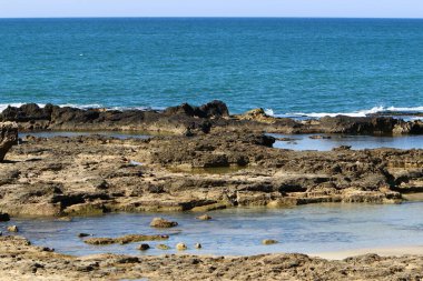 İsrail 'in kuzeyindeki Akdeniz' in kayalık kıyıları. Resmi masaya yerleştir 
