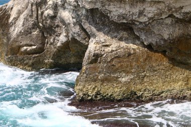 İsrail 'in kuzeyindeki Akdeniz' in kayalık kıyıları. Resmi masaya yerleştir 