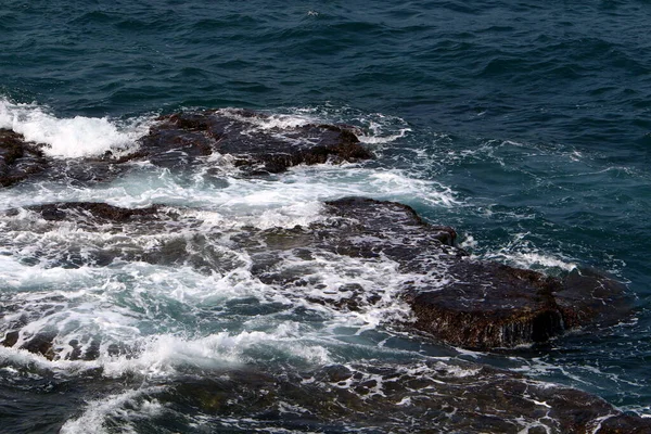 Srail Kuzeyindeki Akdeniz Kayalık Kıyıları Resmi Masaya Yerleştir — Stok fotoğraf