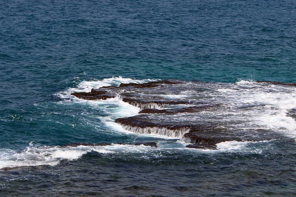 以色列北部地中海的落基海岸 桌子上的库存图像 — 图库照片