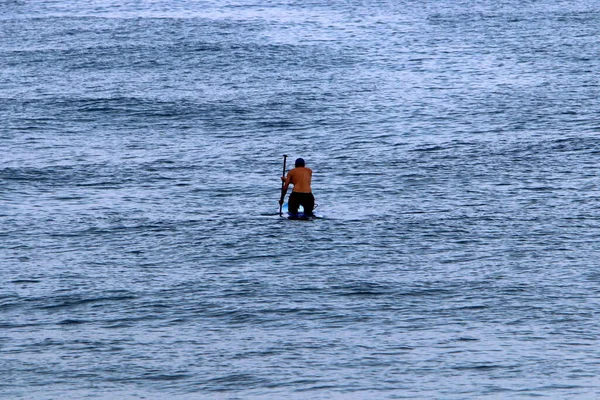 Surfista Profesional Las Olas Mediterráneo Norte Israel — Foto de Stock