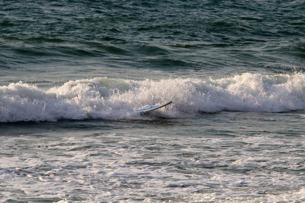 以色列北部地中海海浪上的专业冲浪选手 — 图库照片
