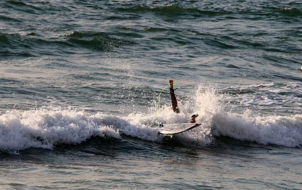 以色列北部地中海海浪上的专业冲浪选手 — 图库照片