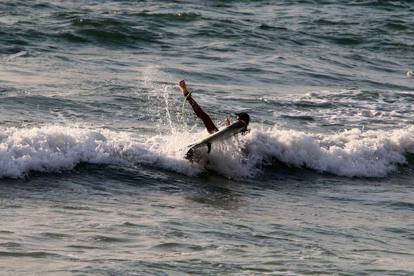 Surfista Profesional Las Olas Mediterráneo Norte Israel —  Fotos de Stock