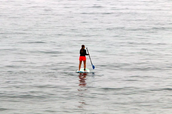 Kuzey İsrail 'de Akdeniz' deki dalgalar üzerinde profesyonel sörfçü 