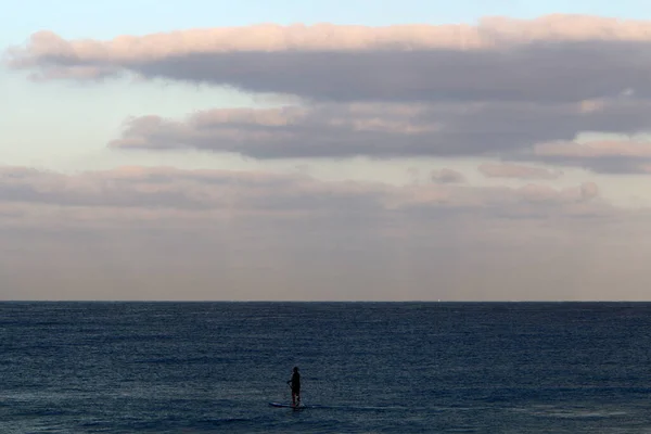 Surfista Profesional Las Olas Mediterráneo Norte Israel — Foto de Stock