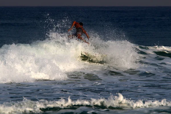 Profesionální Surfař Vlnách Středozemním Moři Severním Izraeli — Stock fotografie