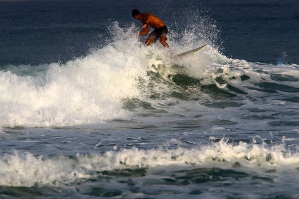 Surfista Profesional Las Olas Mediterráneo Norte Israel —  Fotos de Stock