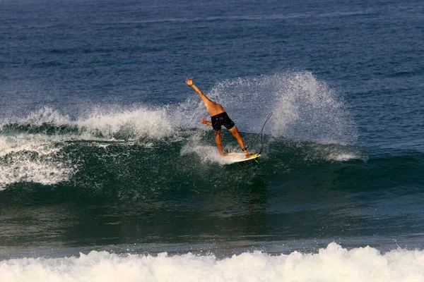 Surfista Profesional Las Olas Mediterráneo Norte Israel —  Fotos de Stock