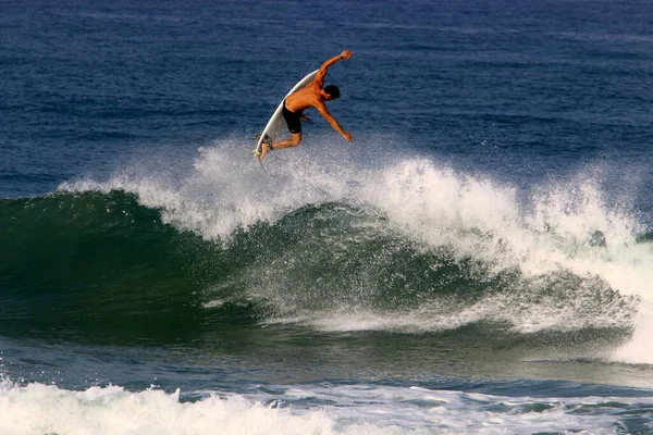 Surfista Profissional Nas Ondas Mediterrâneo Norte Israel — Fotografia de Stock