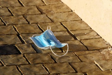 Grip ve diğer hastalıklara karşı korunmak ve virüsün ve COVID-19 salgınının yayılmasını önlemek için tıbbi maske. İsrail 'de bir şehir parkında maske. 