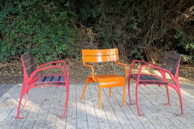 Gevşemek için kaldırımda bir sandalye duruyor.