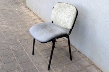 Gevşemek için kaldırımda bir sandalye duruyor.