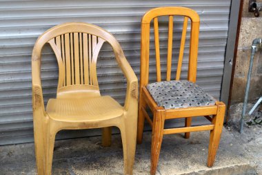 Gevşemek için kaldırımda bir sandalye duruyor.