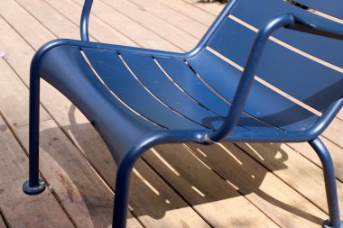 Gevşemek için kaldırımda bir sandalye duruyor.