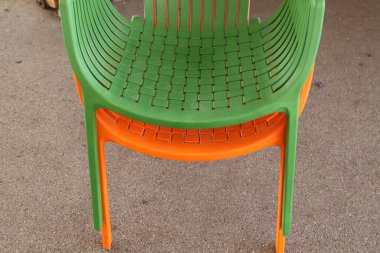 Gevşemek için kaldırımda bir sandalye duruyor.