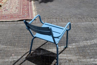 Gevşemek için kaldırımda bir sandalye duruyor.