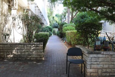 Gevşemek için kaldırımda bir sandalye duruyor.