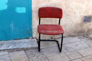 Gevşemek için kaldırımda bir sandalye duruyor.