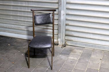 Gevşemek için kaldırımda bir sandalye duruyor.