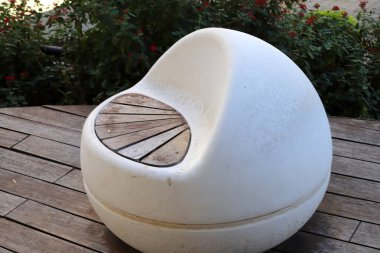 Gevşemek için kaldırımda bir sandalye duruyor.