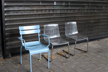 Gevşemek için kaldırımda bir sandalye duruyor.