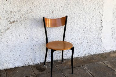 Gevşemek için kaldırımda bir sandalye duruyor.