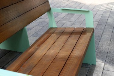 Gevşemek için kaldırımda bir sandalye duruyor.