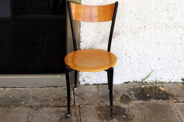 Gevşemek için kaldırımda bir sandalye duruyor.