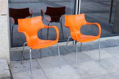 Gevşemek için kaldırımda bir sandalye duruyor.