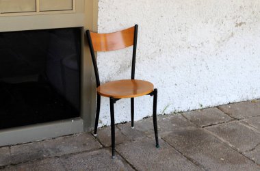 Gevşemek için kaldırımda bir sandalye duruyor.