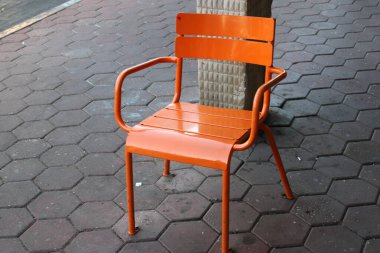 Gevşemek için kaldırımda bir sandalye duruyor.