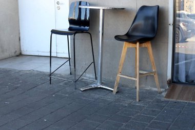 Gevşemek için kaldırımda bir sandalye duruyor.