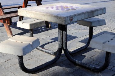 Gevşemek için kaldırımda bir sandalye duruyor.