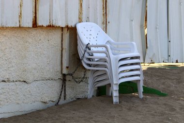 Gevşemek için kaldırımda bir sandalye duruyor.