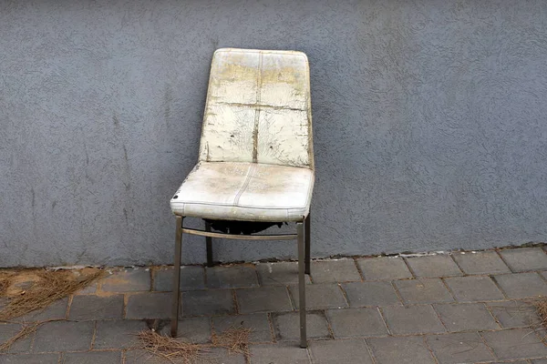 Gevşemek için kaldırımda bir sandalye duruyor.