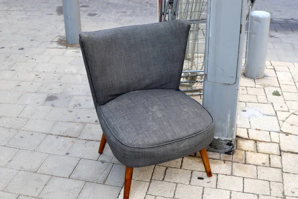 Gevşemek için kaldırımda bir sandalye duruyor.