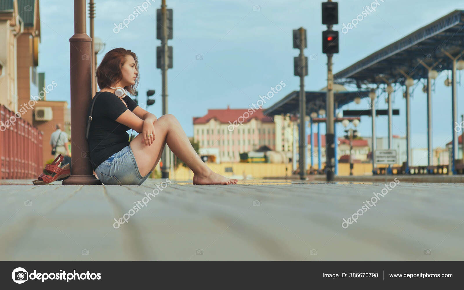 https://st4.depositphotos.com/6894706/38667/i/1600/depositphotos_386670798-stock-photo-sad-girl-sitting-on-the.jpg