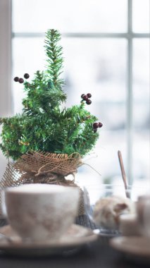 Bir fincan kahve ve tatlı tablo tablo kirişli