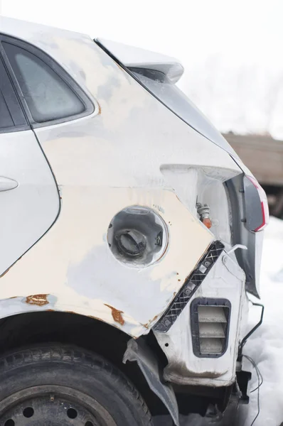 Bir kazadan sonra bozulmuş araba.