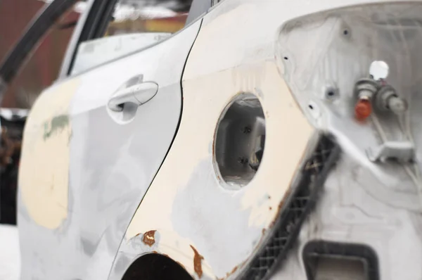 Bir kazadan sonra bozulmuş araba.