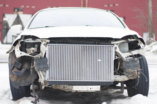 Bir kazadan sonra bozulmuş araba.