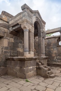 Eski Yahudi yerleşim kalıntıları eski bir sinagog um el Kanatir - Golan Tepeleri anne duvarda kalır