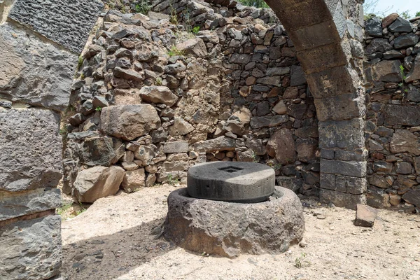 年間広告 イスラエルにローマ帝国の軍隊によって破壊されたゴランにガムラの古代ユダヤ人都市の廃墟の上の石油精製所の遺跡 — ストック写真