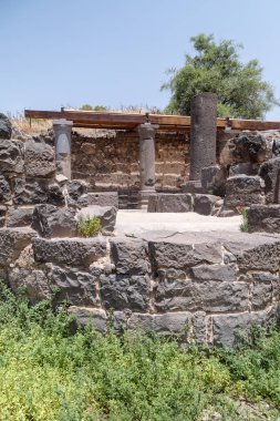 Bizans döneminde yapılmış Dir Aziz Sinagogu kalıntıları, M.S. 6. yüzyılın başında. İsrail 'in Golan Tepeleri' nde yer alır..