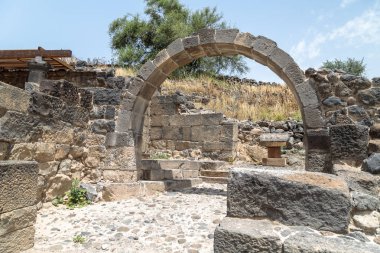 Bizans döneminde yapılmış Dir Aziz Sinagogu kalıntıları, M.S. 6. yüzyılın başında. İsrail 'in Golan Tepeleri' nde yer alır..