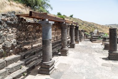Bizans döneminde yapılmış Dir Aziz Sinagogu kalıntıları, M.S. 6. yüzyılın başında. İsrail 'in Golan Tepeleri' nde yer alır..