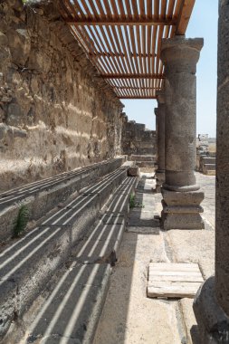 Bizans döneminde yapılmış Dir Aziz Sinagogu kalıntıları, M.S. 6. yüzyılın başında. İsrail 'in Golan Tepeleri' nde yer alır..