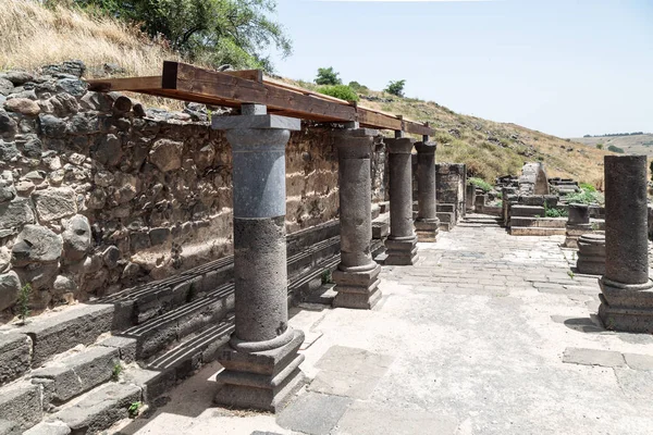 Bizans döneminde yapılmış Dir Aziz Sinagogu kalıntıları, M.S. 6. yüzyılın başında. İsrail 'in Golan Tepeleri' nde yer alır..