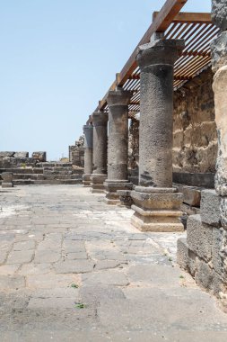 Bizans döneminde yapılmış Dir Aziz Sinagogu kalıntıları, M.S. 6. yüzyılın başında. İsrail 'in Golan Tepeleri' nde yer alır..